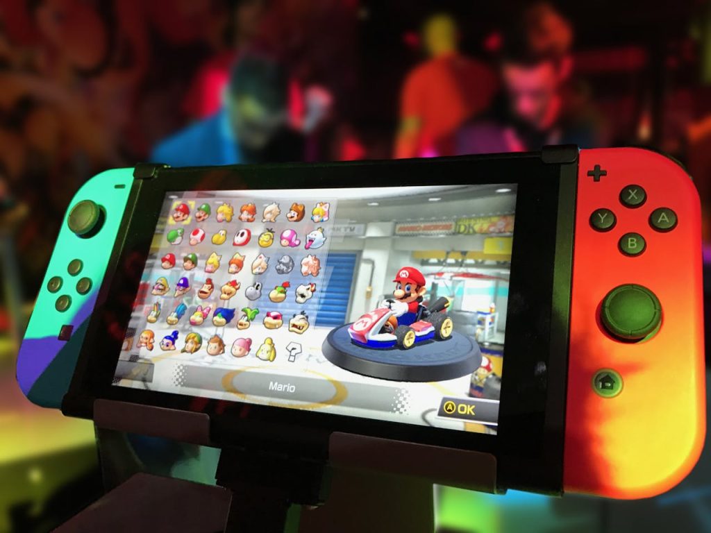 turned-on-red-and-green-nintendo-switch-371924-1024x768